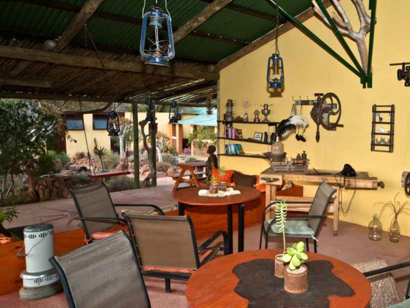 Rondreis Namibië, Aus, Namtib Desert Lodge, gezamenlijke ruimte met stoelen en tafels