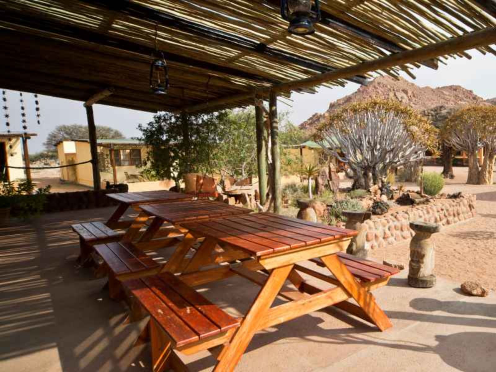 Rondreis Namibië, Aus, Namtib Desert Lodge, picknick tafels