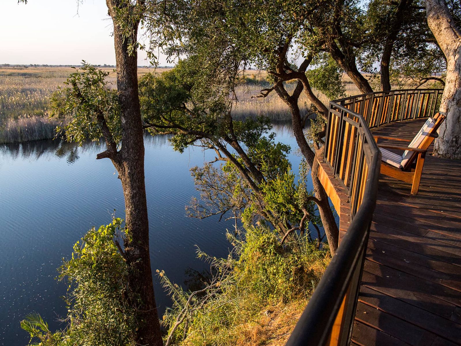 Rondreis Namibië, Caprivi, Namushasha River Lodge, balkon met uitzicht