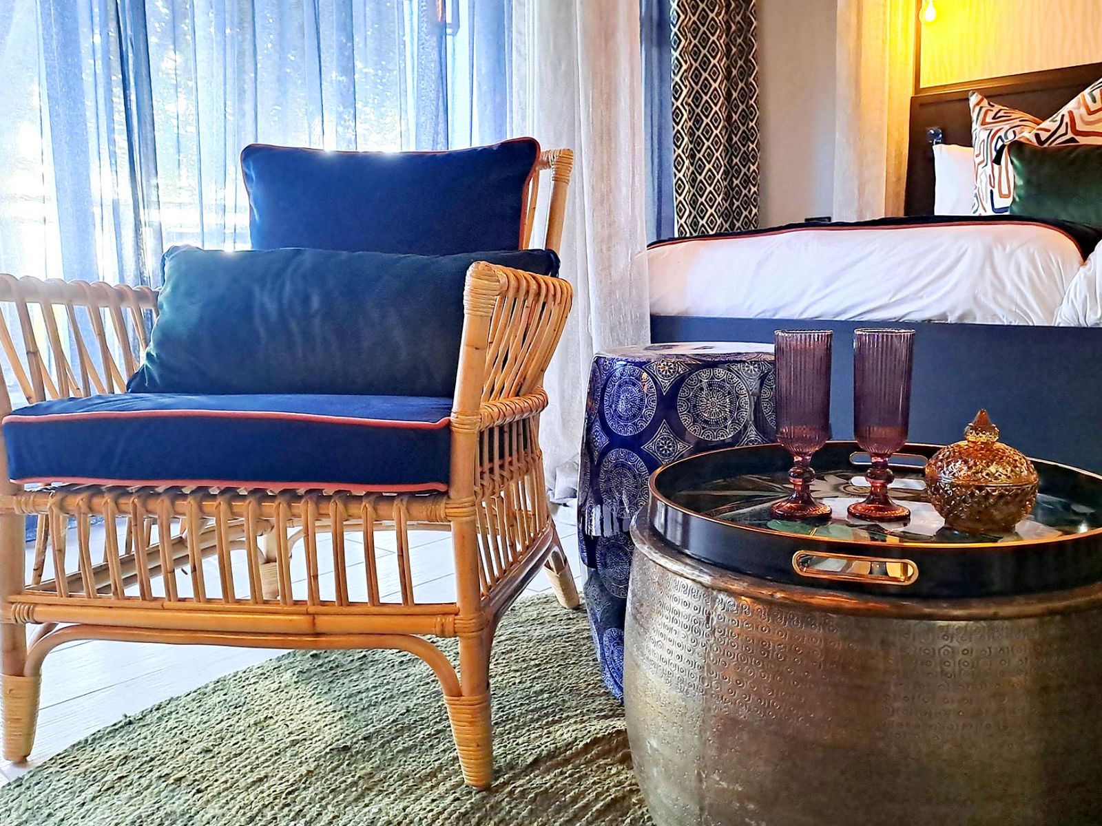 Rondreis Namibië, Caprivi, Namushasha River Lodge, tafel en stoelen