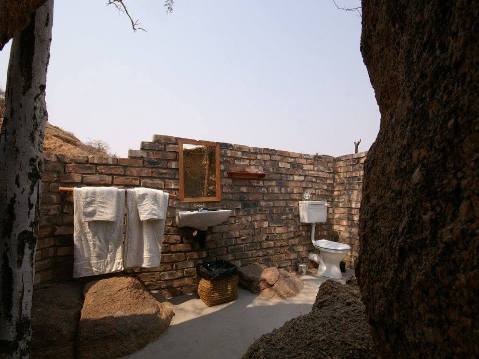 Rondreis Namibië, Damaraland, Aabadi Mountain Camp, buiten badkamer
