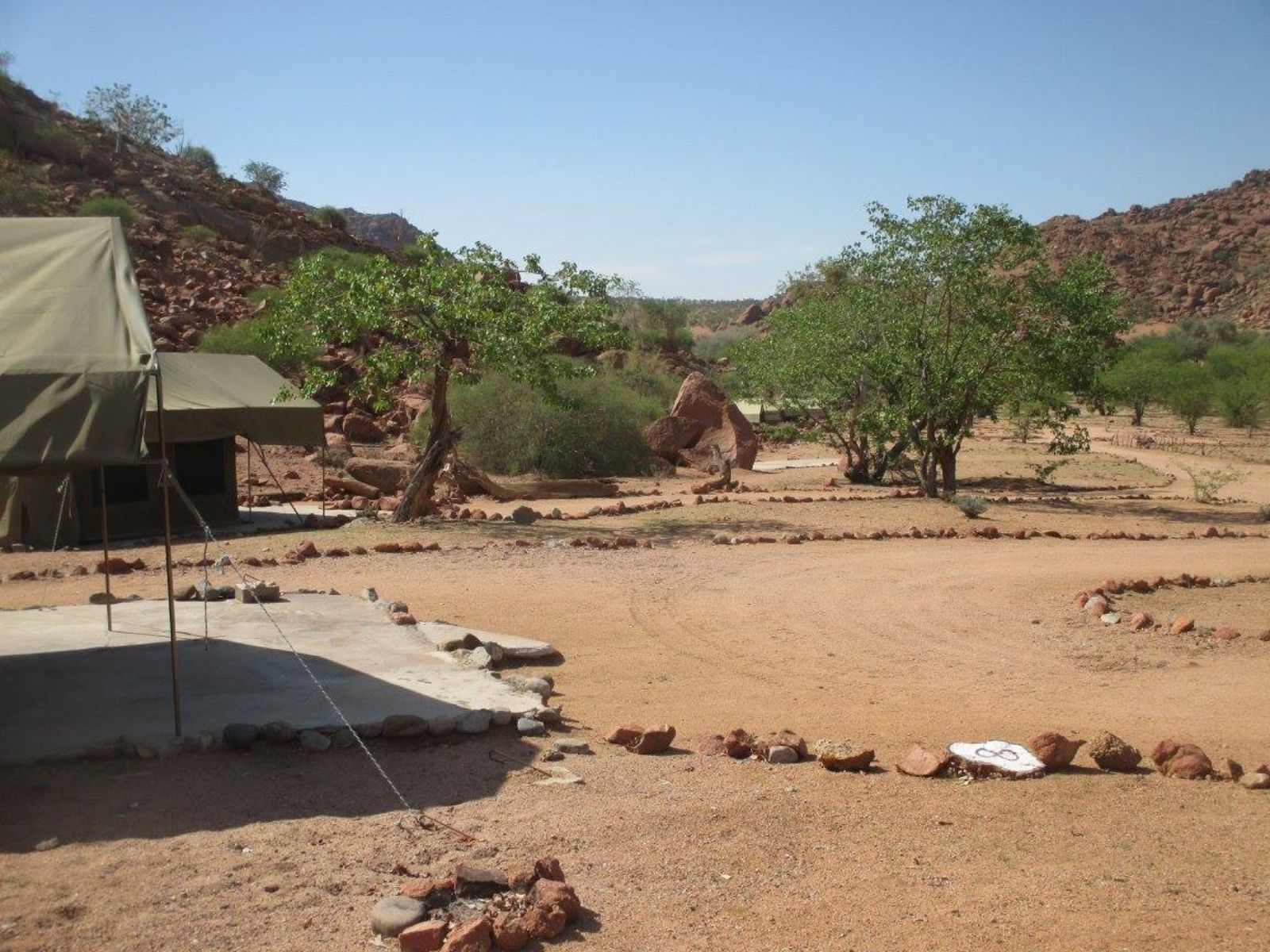 Rondreis Namibië, Damaraland, Aabadi Mountain Camp, buitenaanzicht
