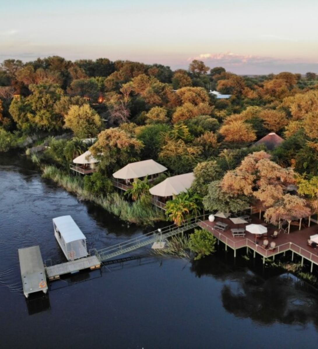 Rondreis Namibië, Divundu, Shametu River Lodge, bovenaanzicht River Lodge