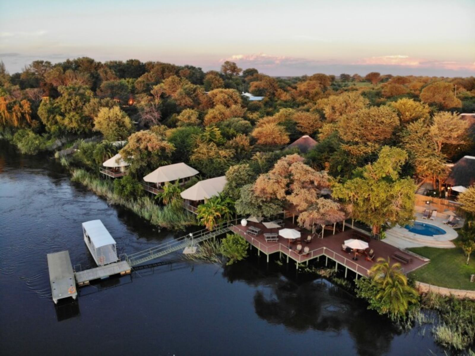 Rondreis Namibië, Divundu, Shametu River Lodge, bovenaanzicht River Lodge