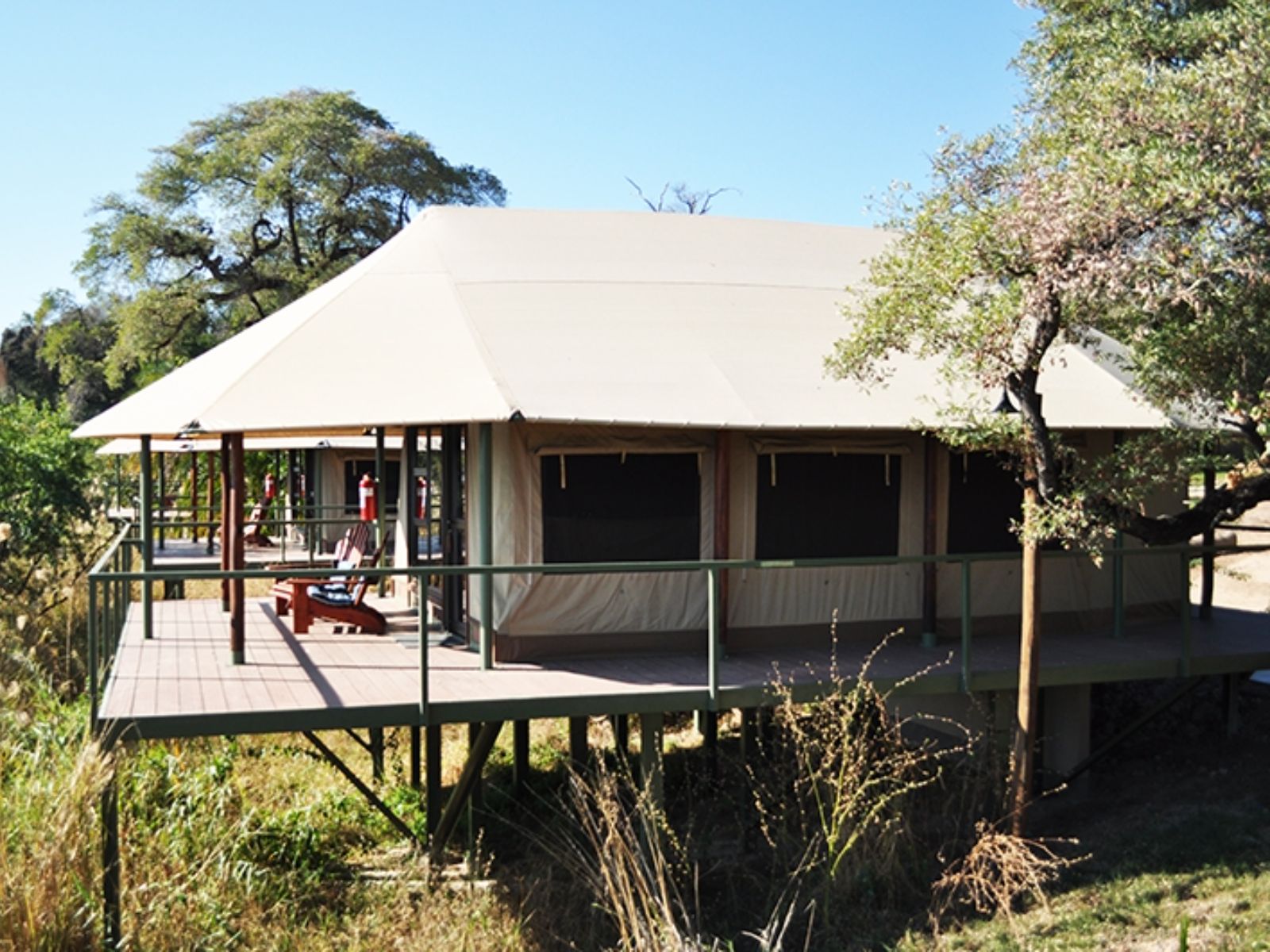 Rondreis Namibië, Divundu, Shametu River Lodge, buitenaanzicht lodge