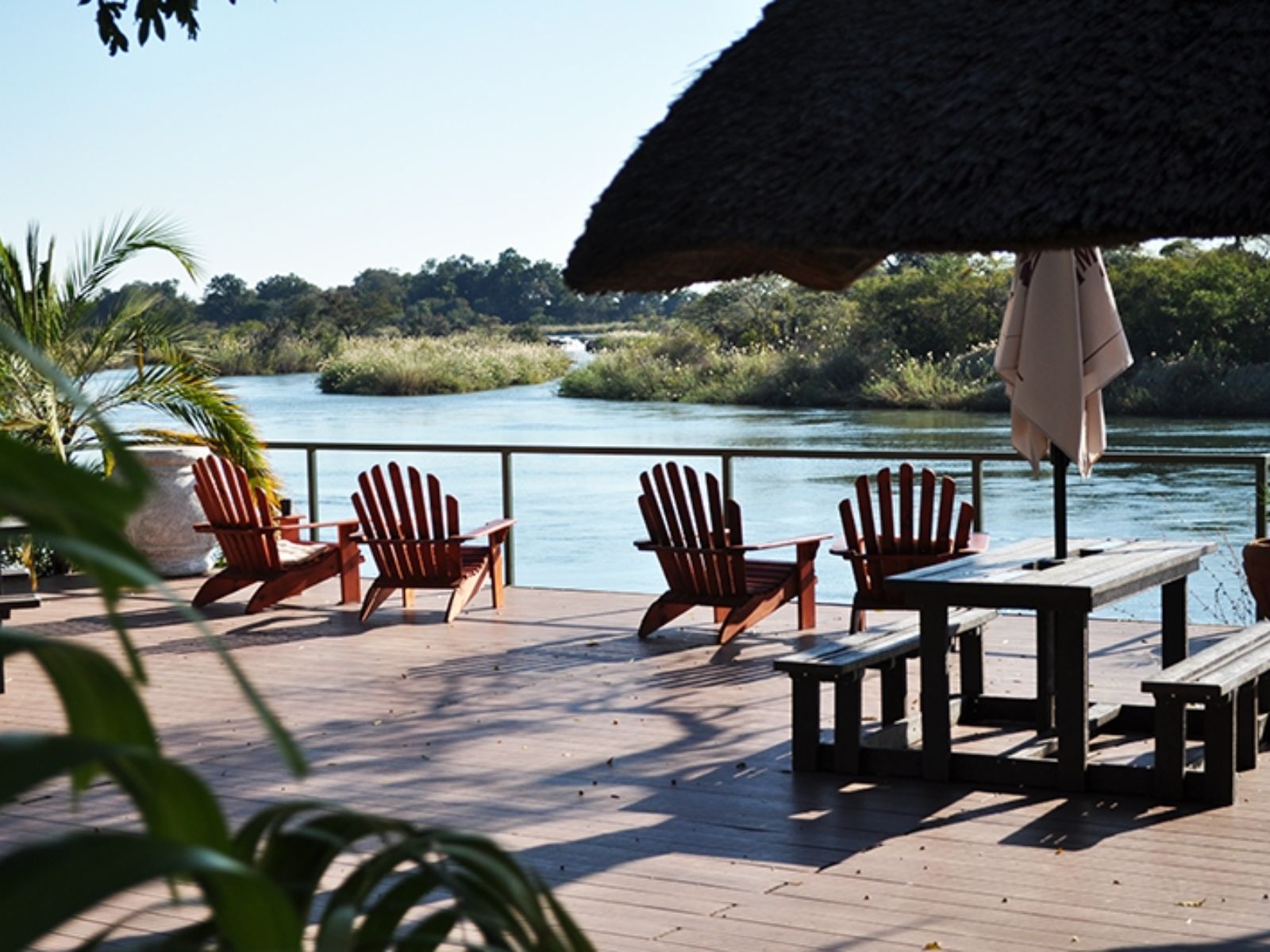 Rondreis Namibië, Divundu, Shametu River Lodge, zitstoelen langs de rivier
