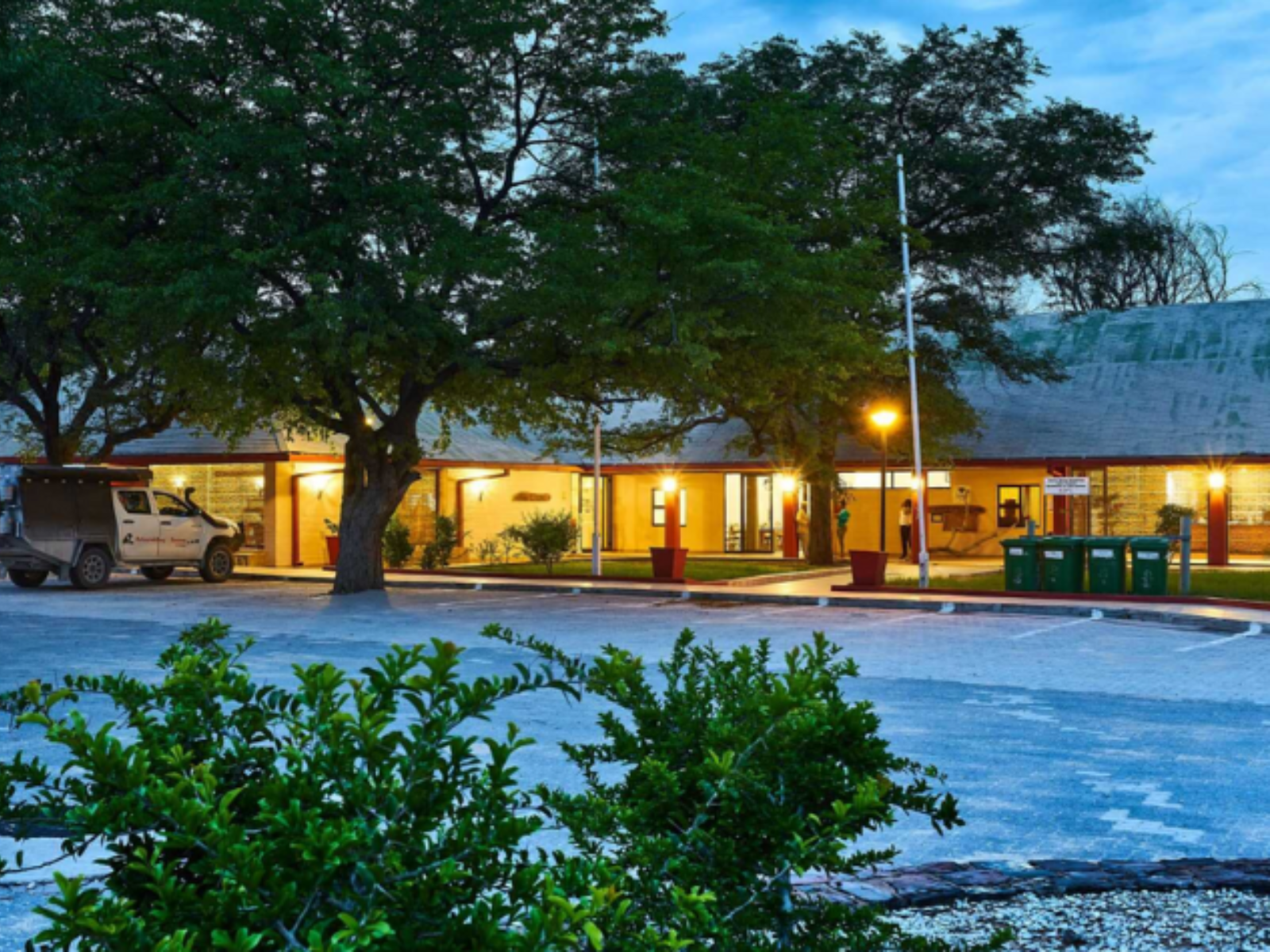 Rondreis Namibië, Etosha NP (Halali), Halali Resort, buitenaanzicht resort