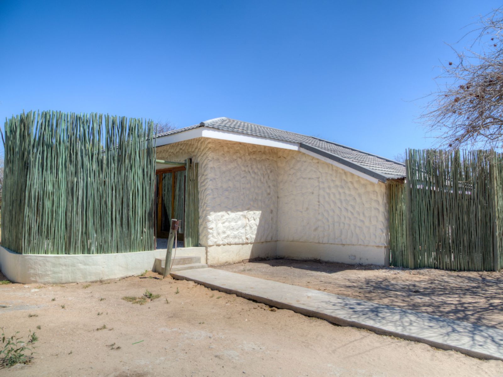 Rondreis Namibië, Etosha NP, Namutoni Rest Camp, buitenaanzicht accommodatie