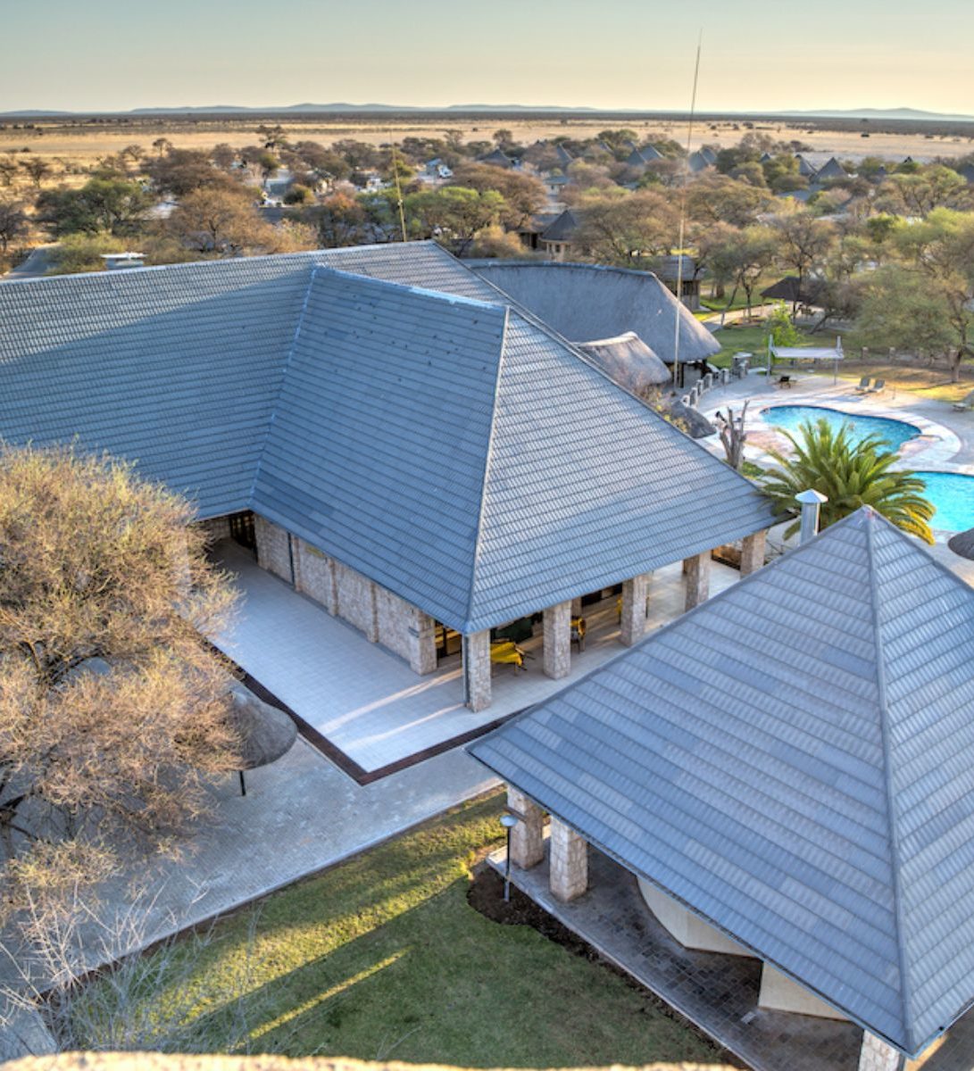 Rondreis-Namibie-Etosha-NP-Okaukuejo-Rest-Camp-bovenaanzicht-camp-met-zwembad-aspect-ratio-382-420