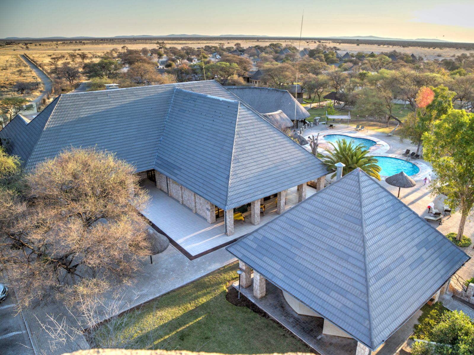 Rondreis Namibië, Etosha NP, Okaukuejo Rest Camp, bovenaanzicht camp met zwembad