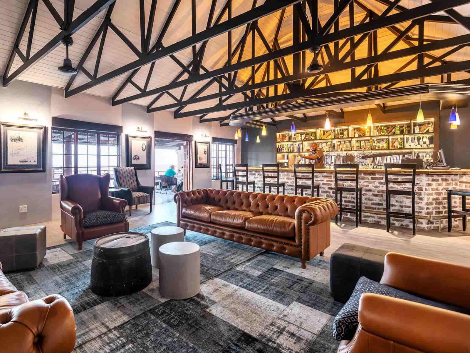 Rondreis Namibië, Etosha NP (zuid), Etosha Safari Lodge, bar