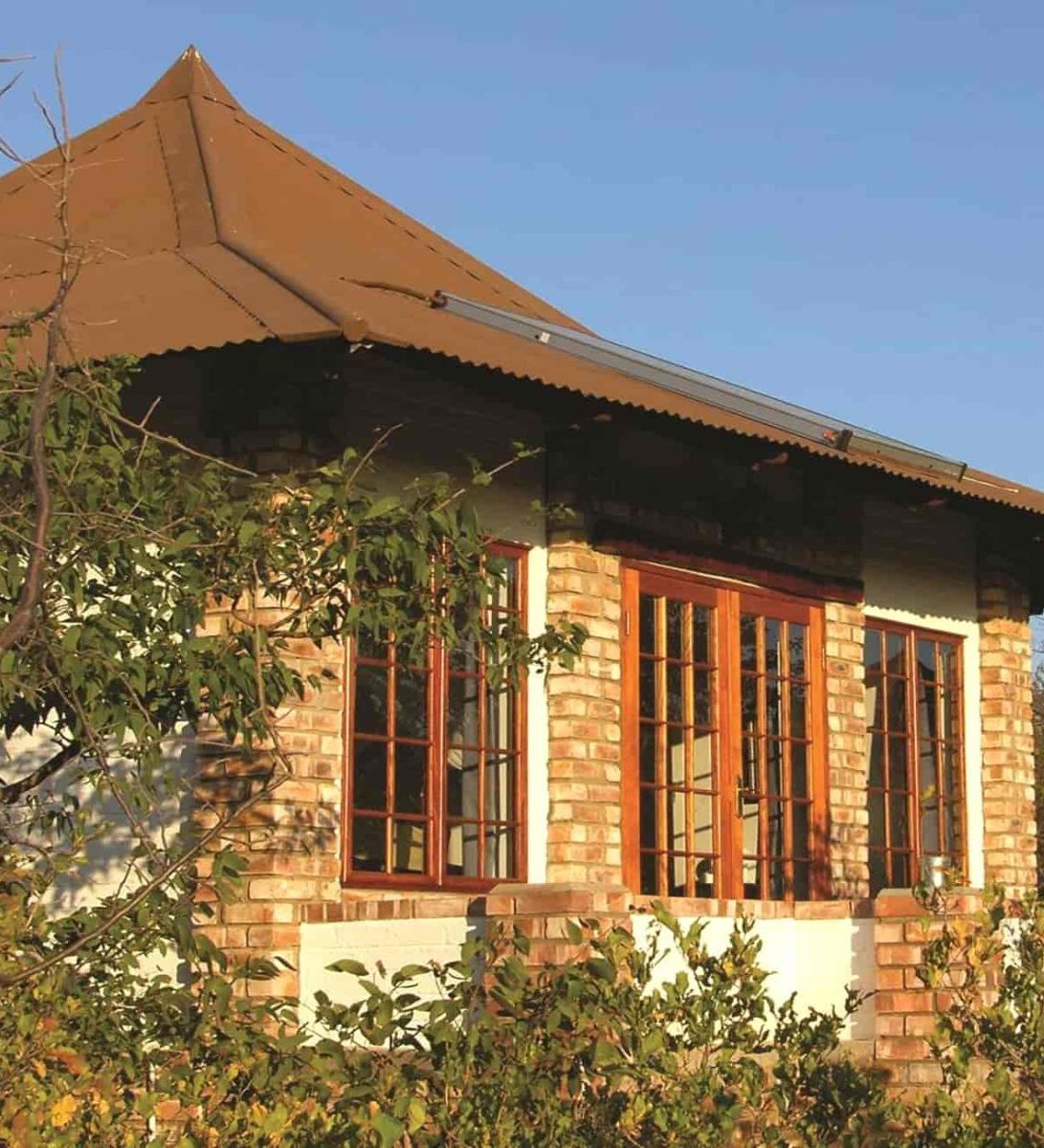 Rondreis Namibië, Etosha NP (zuid), Etosha Safari Lodge, buitenaanzicht lodge