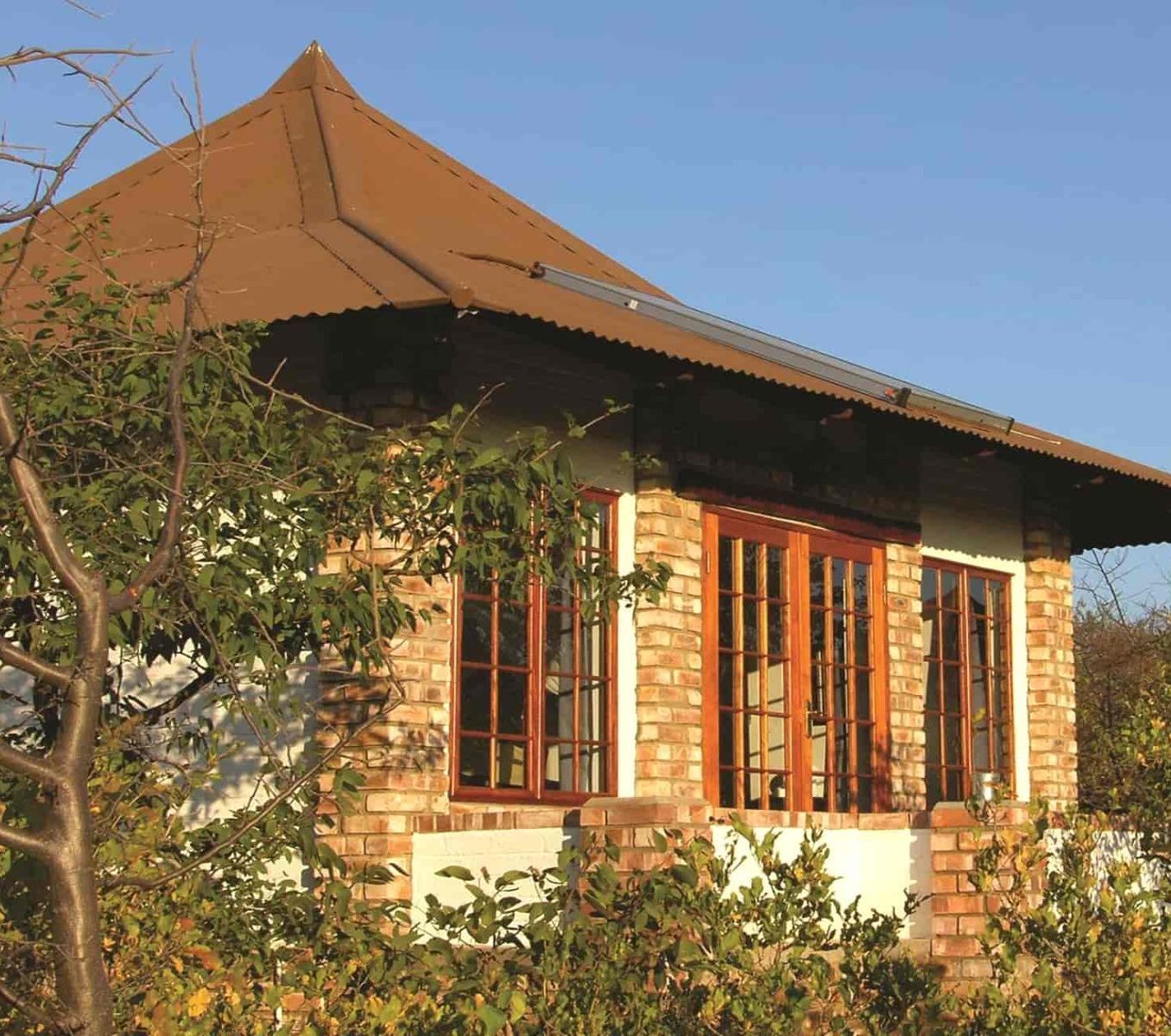 Rondreis Namibië, Etosha NP (zuid), Etosha Safari Lodge, buitenaanzicht lodge