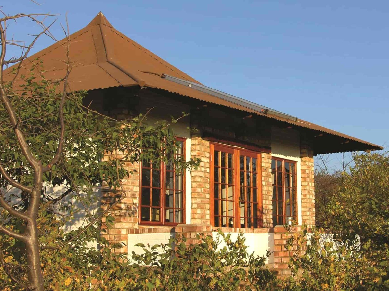 Rondreis Namibië, Etosha NP (zuid), Etosha Safari Lodge, buitenaanzicht lodge