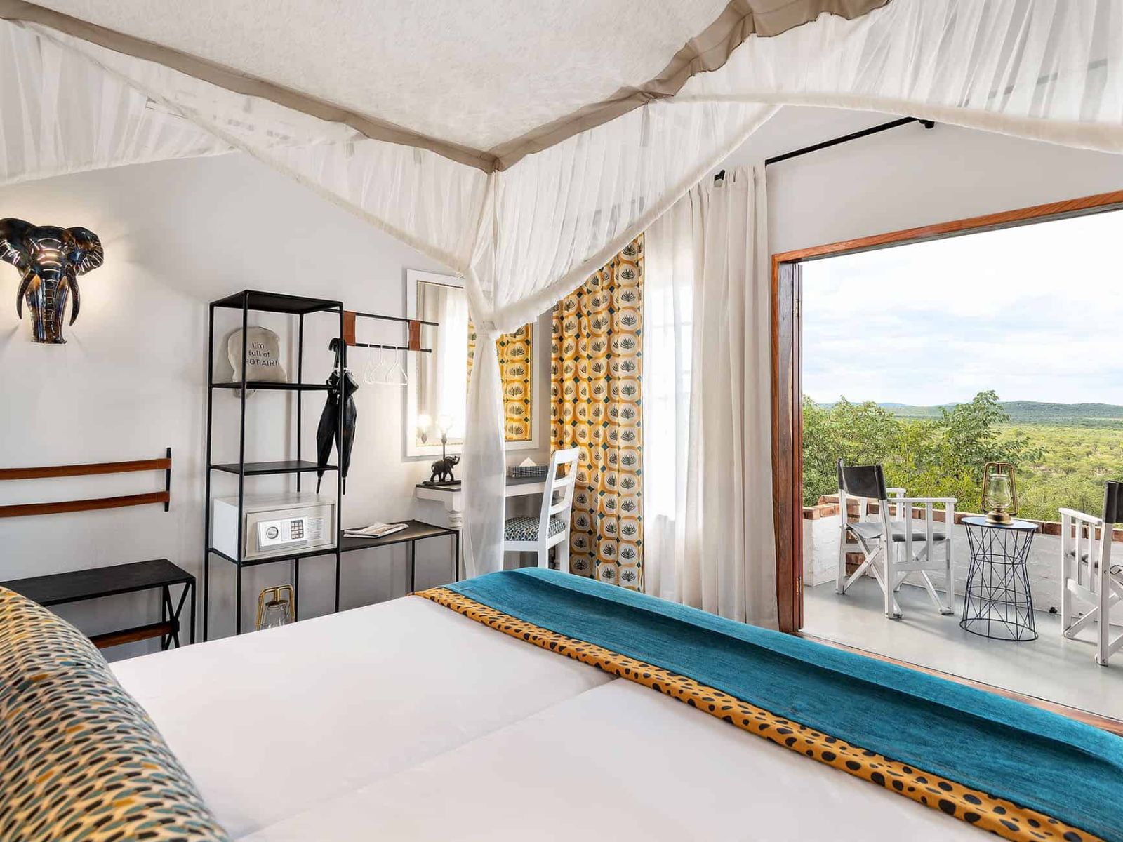 Rondreis Namibië, Etosha NP (zuid), Etosha Safari Lodge, tweepersoonsbed met uitzicht