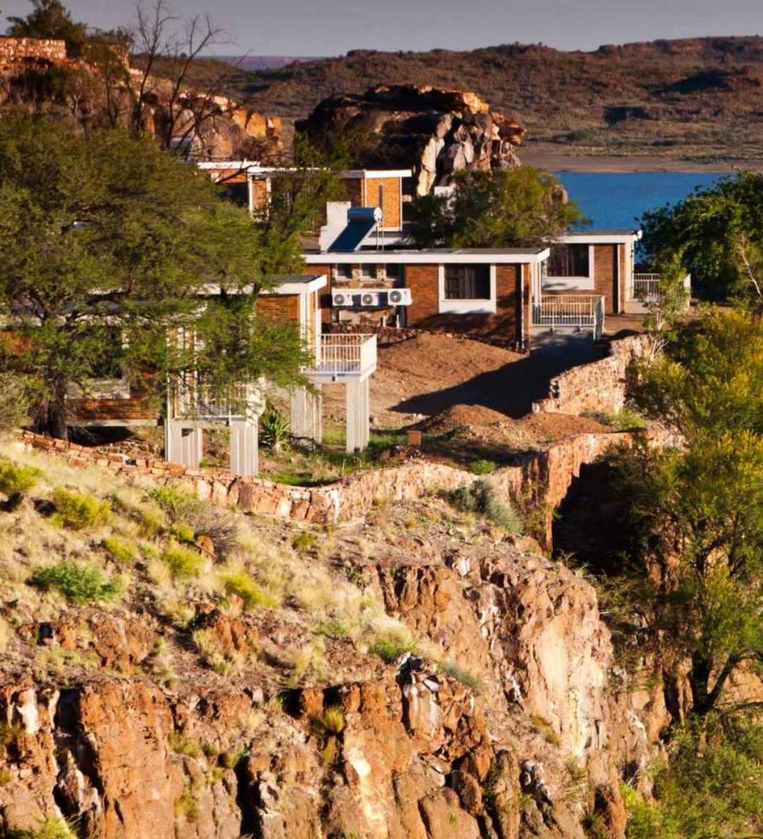 Rondreis Namibië, Mariental, Hardap Resort, buitenaanzicht hotel