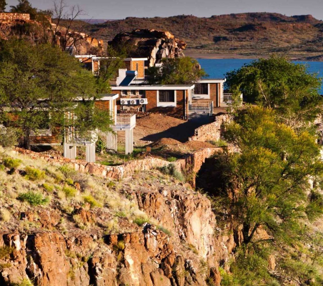 Rondreis Namibië, Mariental, Hardap Resort, buitenaanzicht hotel