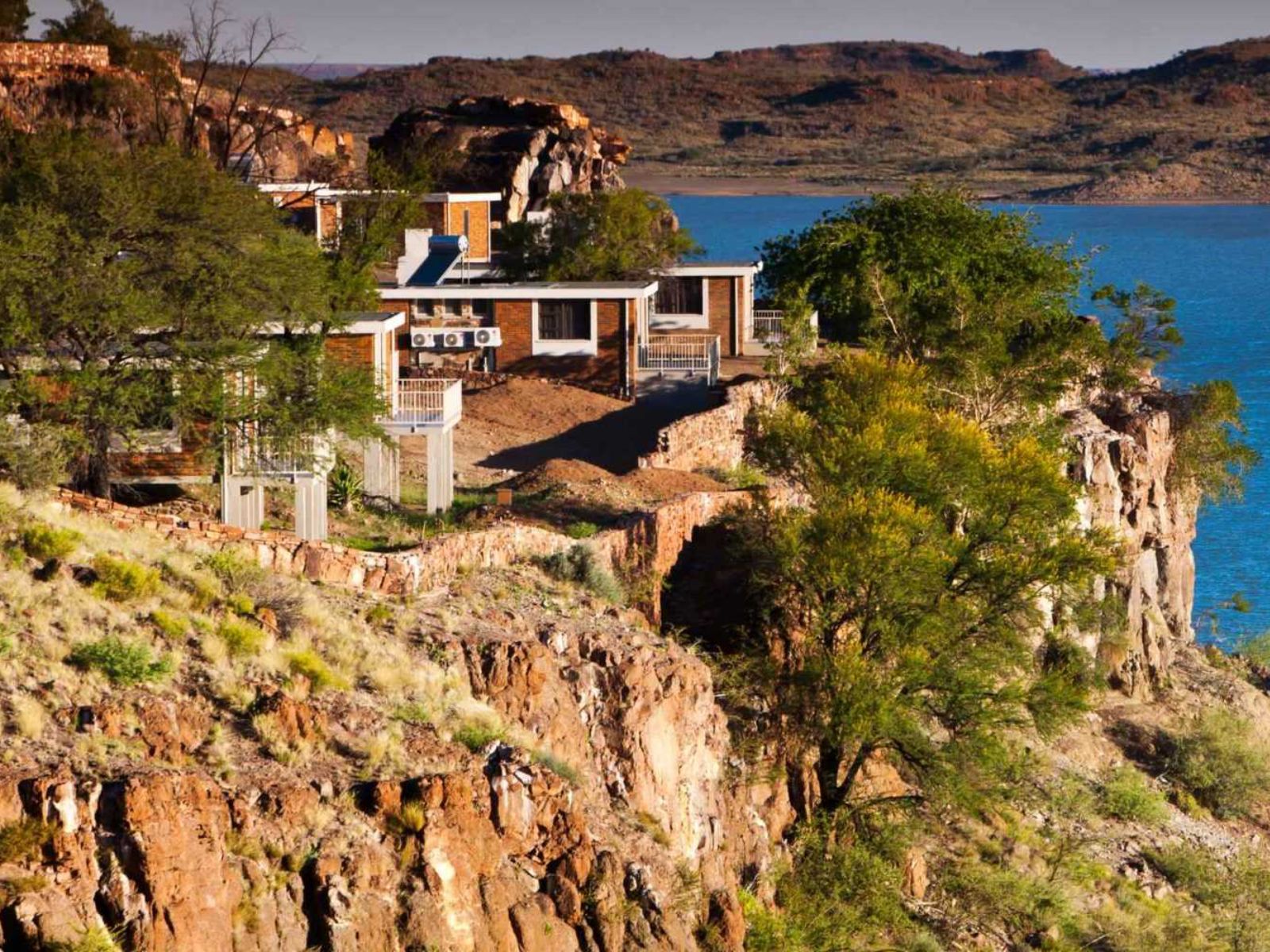Rondreis Namibië, Mariental, Hardap Resort, buitenaanzicht hotel