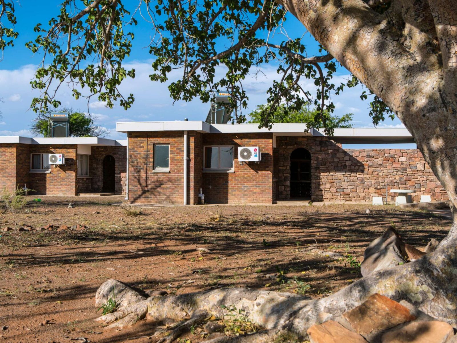 Rondreis Namibië, Mariental, Hardap Resort, vooraanzicht verblijf