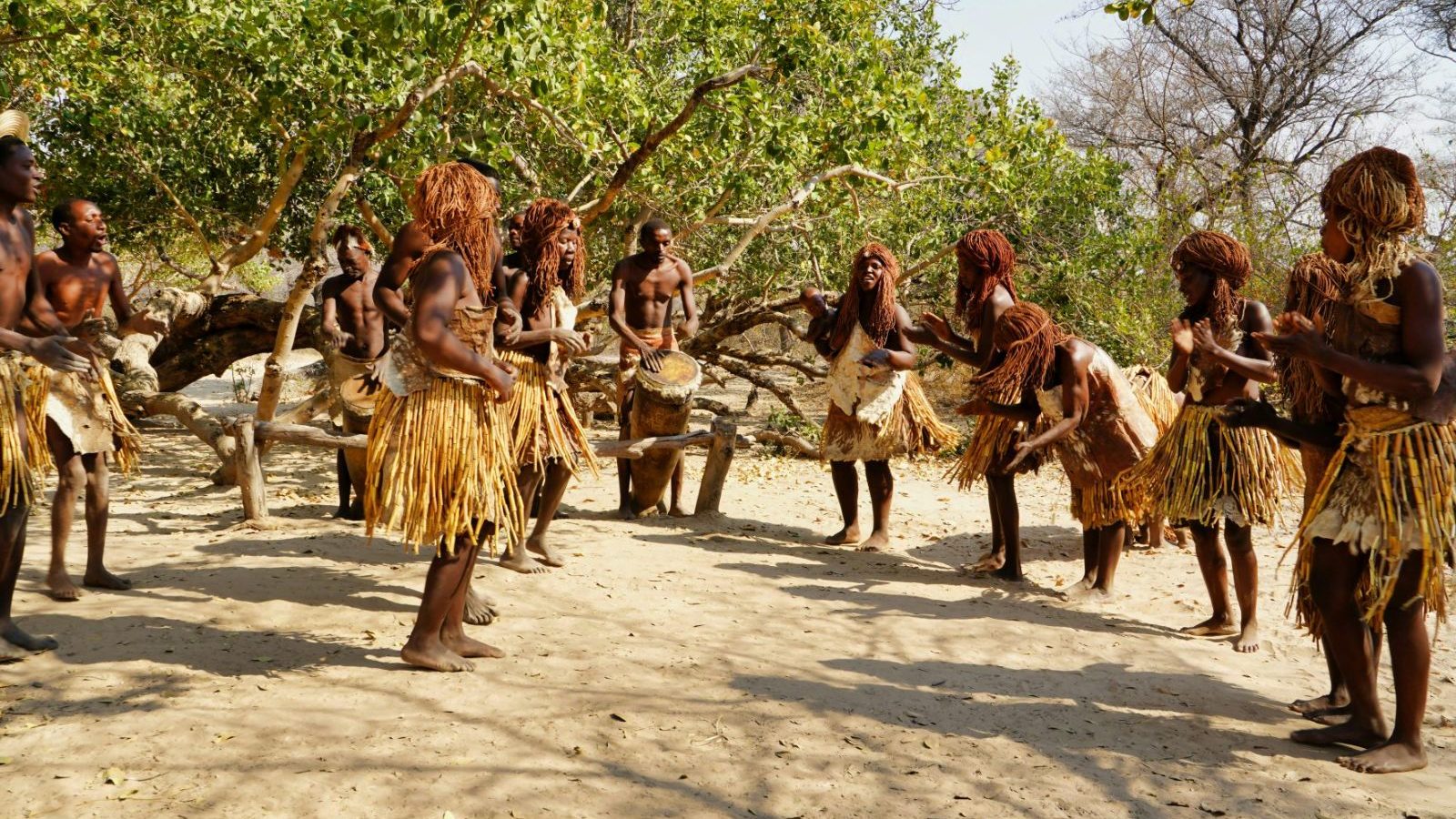 Rondreis Namibie, Rundu, ritual tribal dans Ritual tribal dance in Rundu, Kavango, Namibia.