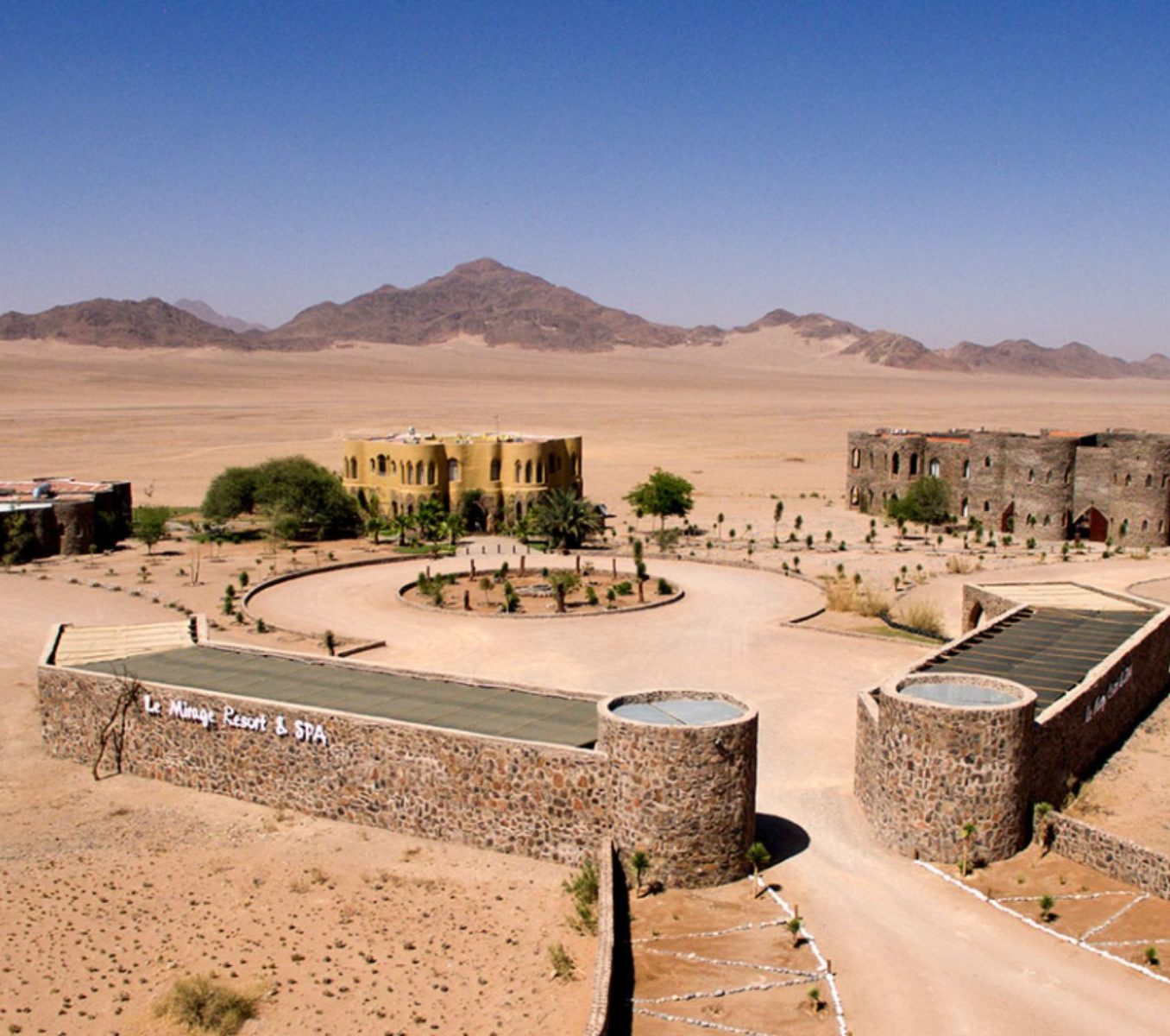 Rondreis Namibië, Sossusvlei, Le Mirage Desert Lodge & Spa, bovenaanzicht desert lodge