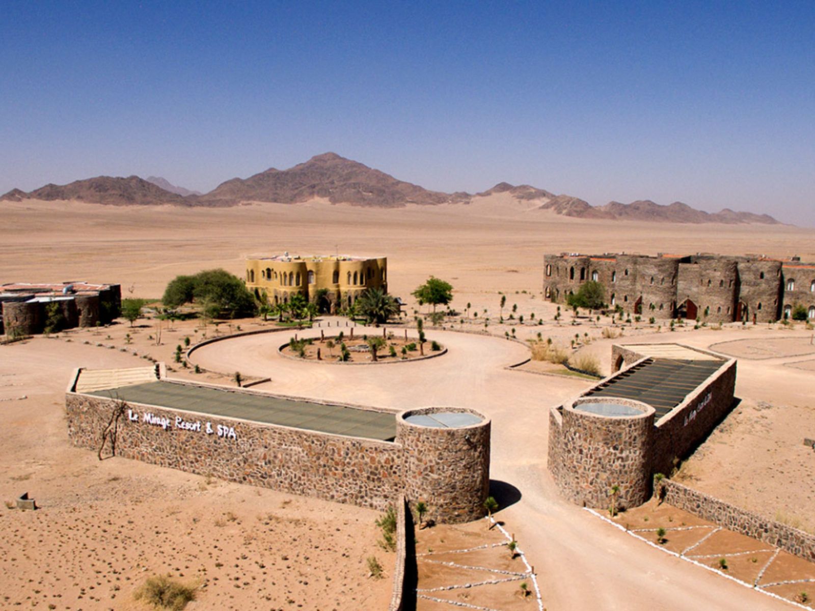Rondreis Namibië, Sossusvlei, Le Mirage Desert Lodge & Spa, bovenaanzicht desert lodge