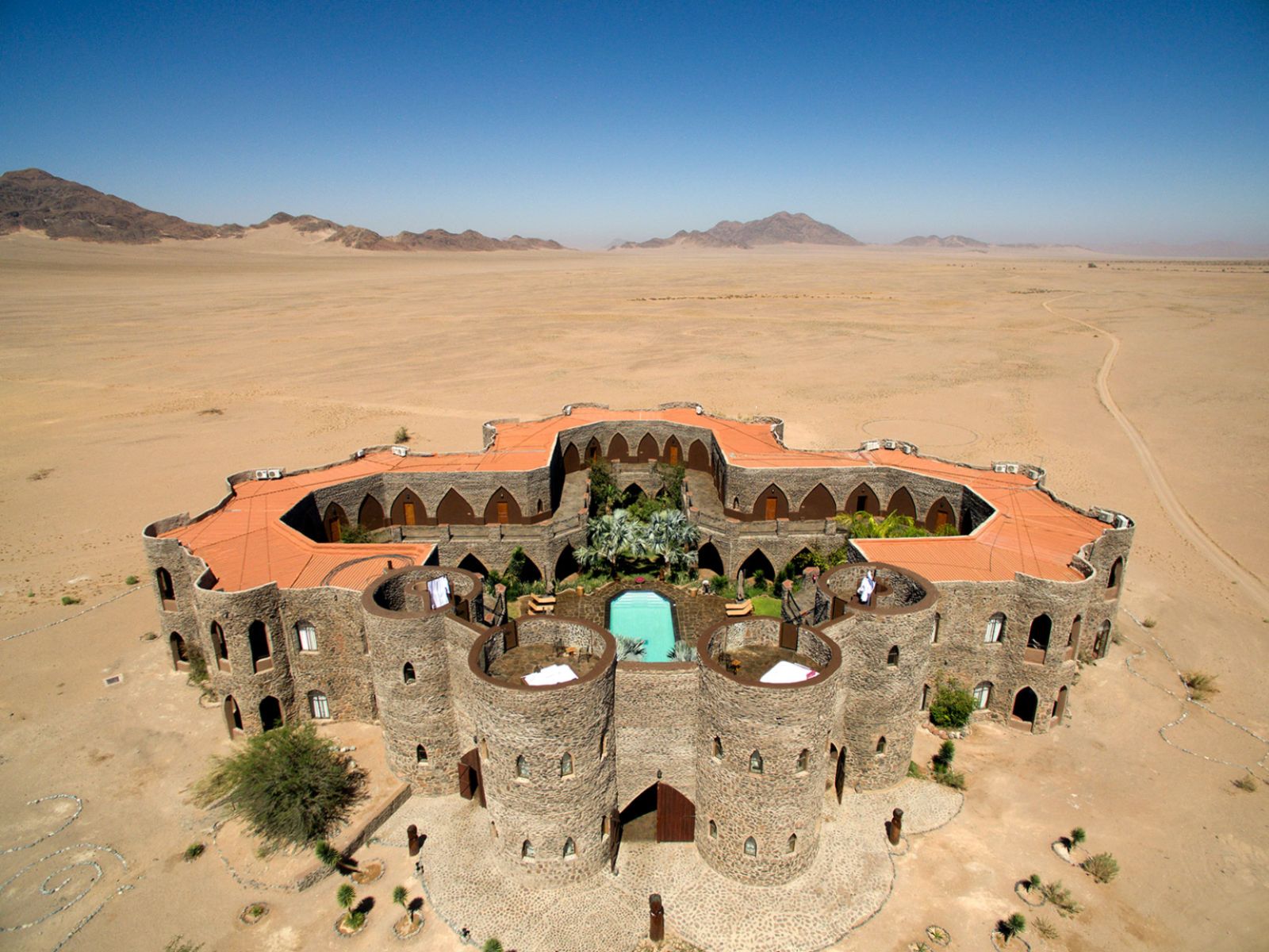 Rondreis Namibië, Sossusvlei, Le Mirage Desert Lodge & Spa, bovenaanzicht zwembad