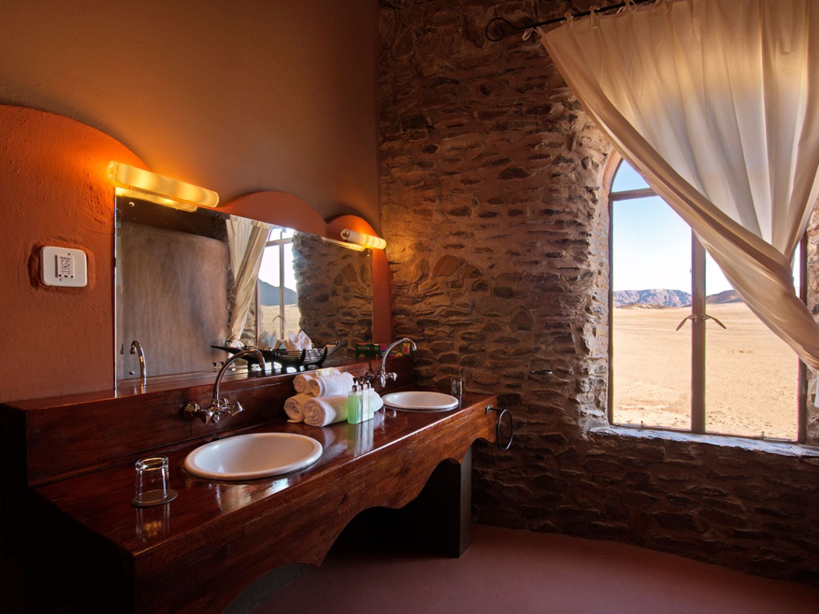 Rondreis Namibië, Sossusvlei, Le Mirage Desert Lodge & Spa, wasbak