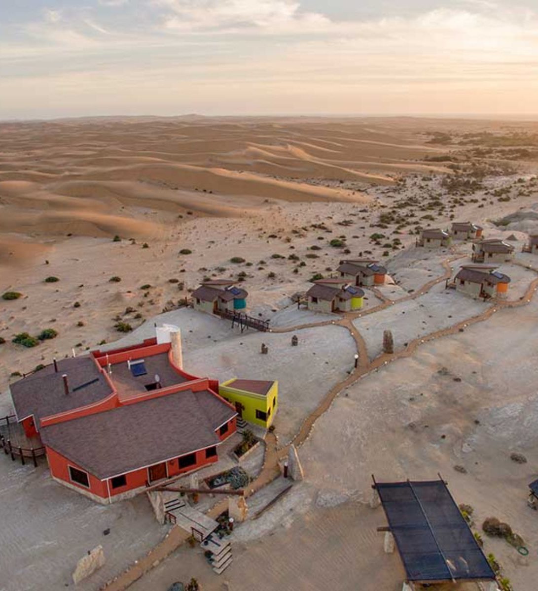 Rondreis Namibië, Swakopmund, Desert Breeze Lodge, bovenaanzicht lodges