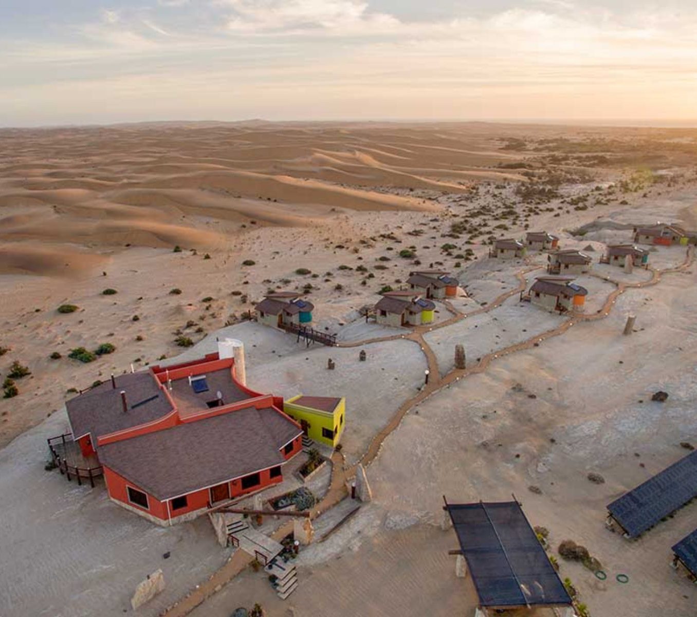 Rondreis Namibië, Swakopmund, Desert Breeze Lodge, bovenaanzicht lodges