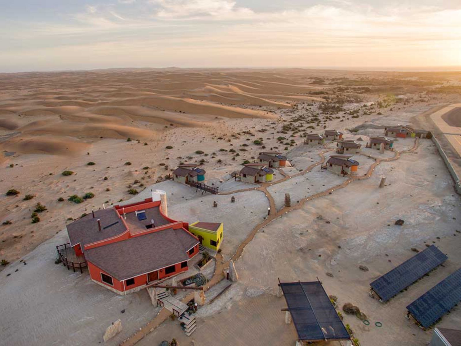 Rondreis Namibië, Swakopmund, Desert Breeze Lodge, bovenaanzicht lodges