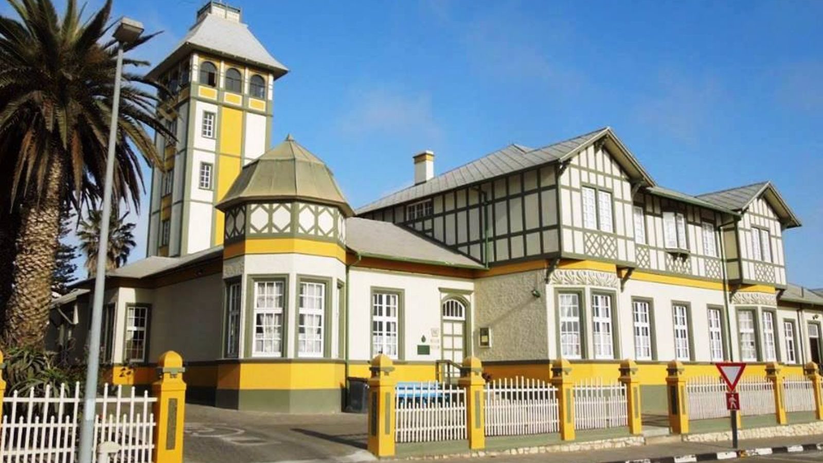 Rondreis Namibië, Swakopmund, geel gebouw