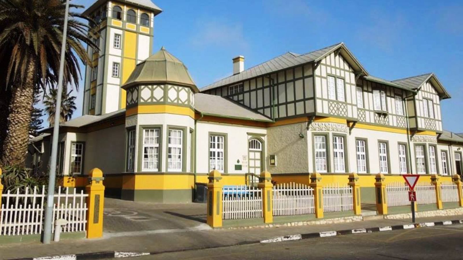 Rondreis Namibië, Swakopmund, geel gebouw