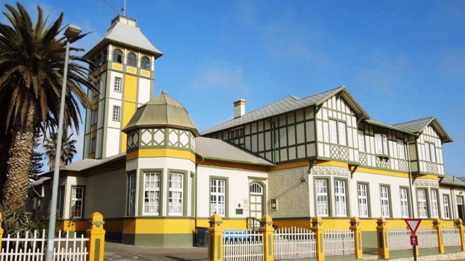 Rondreis Namibie Swakopmund geel gebouw aan de straat