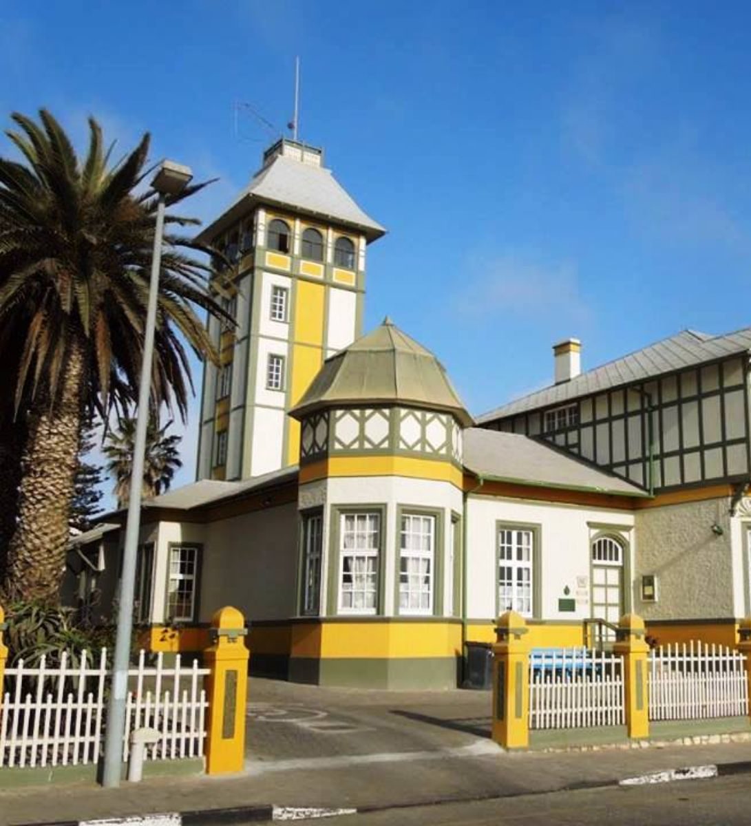 Rondreis Namibië, Swakopmund, geel gebouw