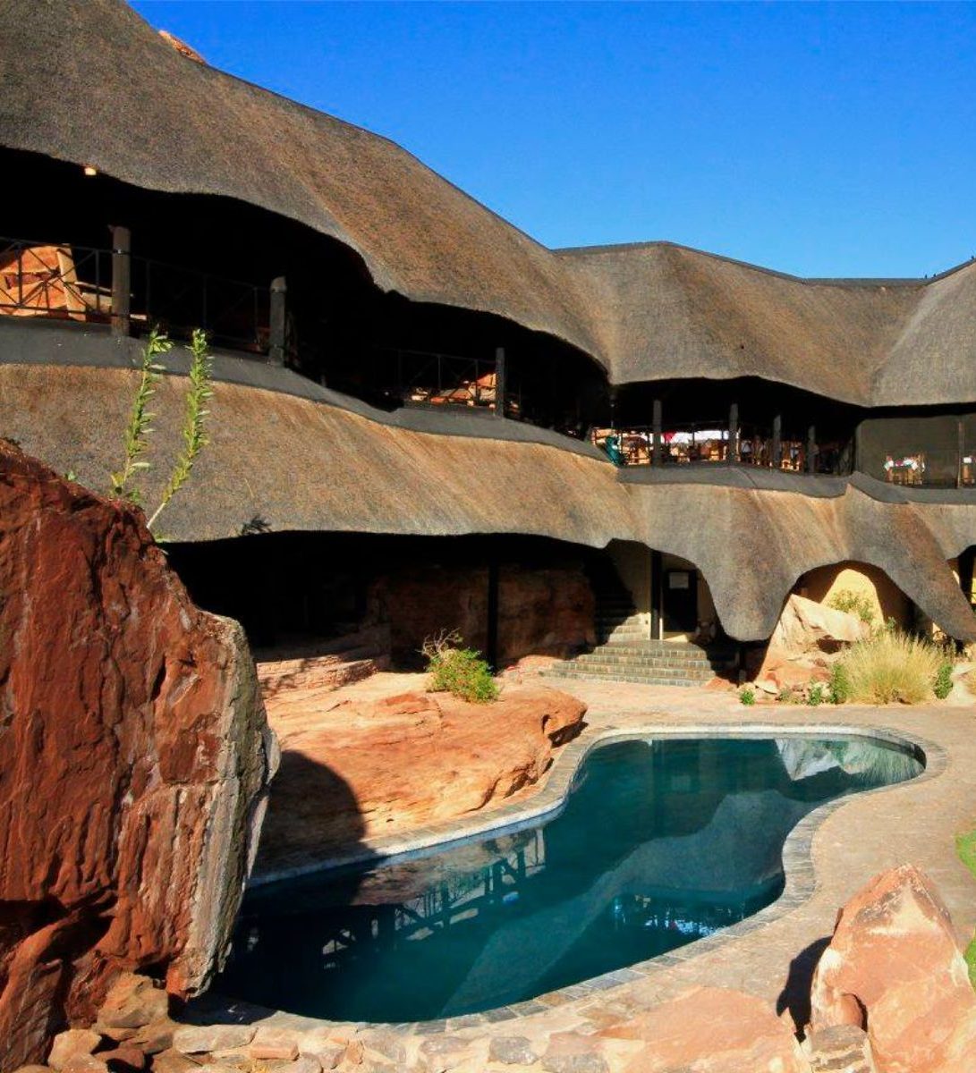 Rondreis Namibië, Twyfelfontein, Twyfelfontein Country Lodge, buitenaanzicht Country Lodge