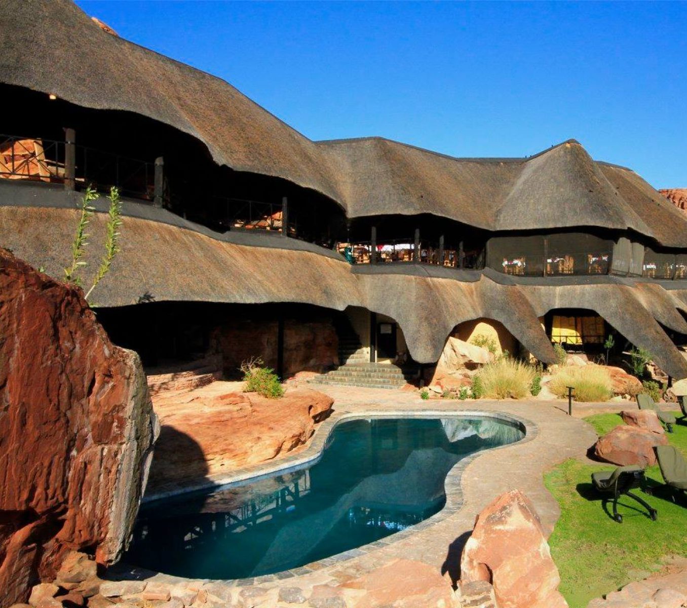Rondreis Namibië, Twyfelfontein, Twyfelfontein Country Lodge, buitenaanzicht Country Lodge