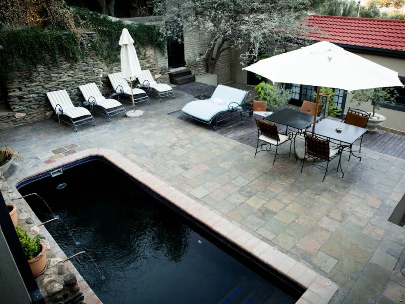 Rondreis Namibië, Windhoek, Olive Grove Guest House, zwembad