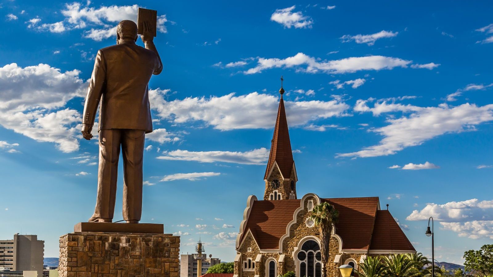 Rondreis Namibië, Windhoek, standbeeld en kerk