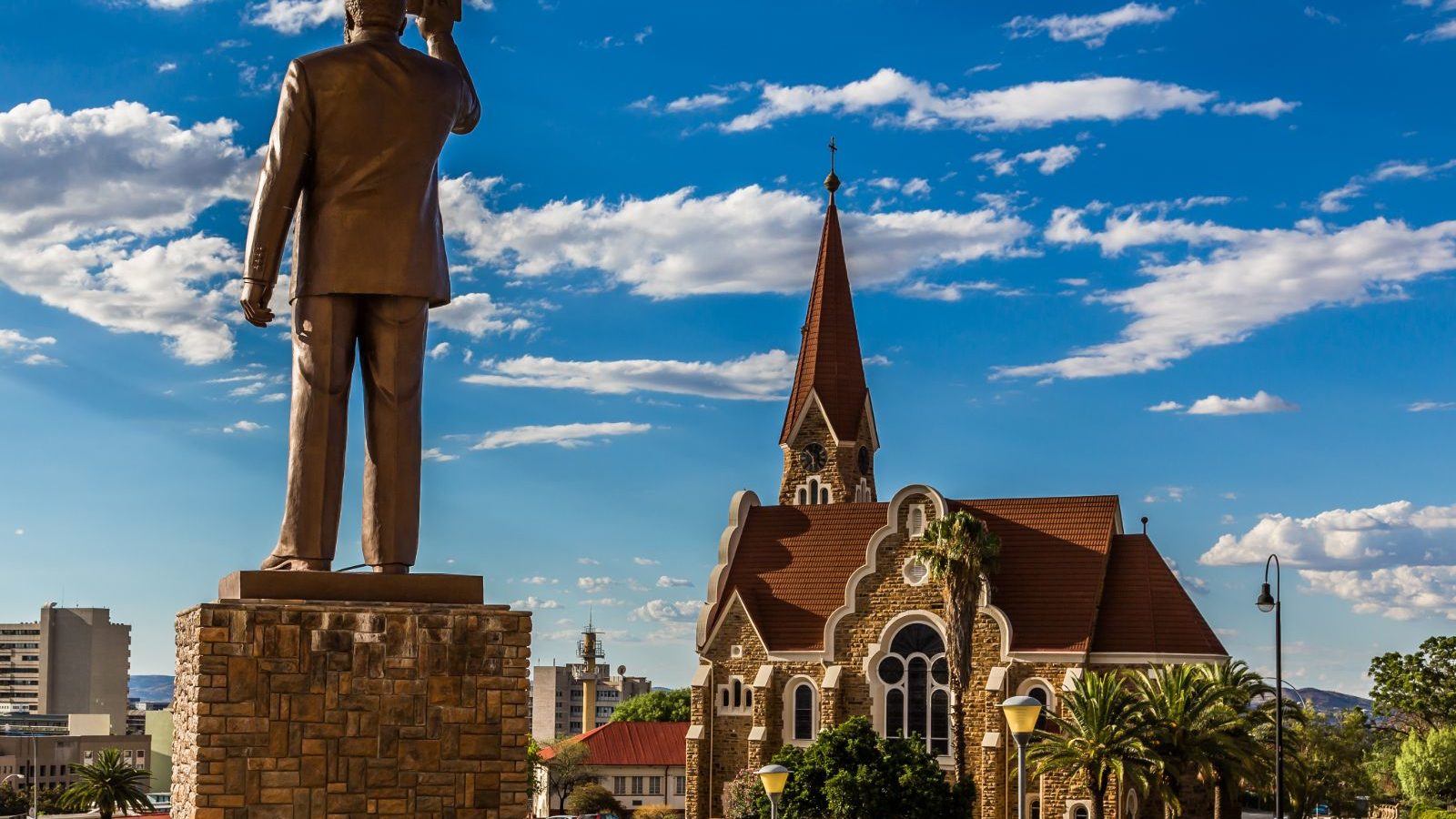 Rondreis Namibië, Windhoek, standbeeld en kerk