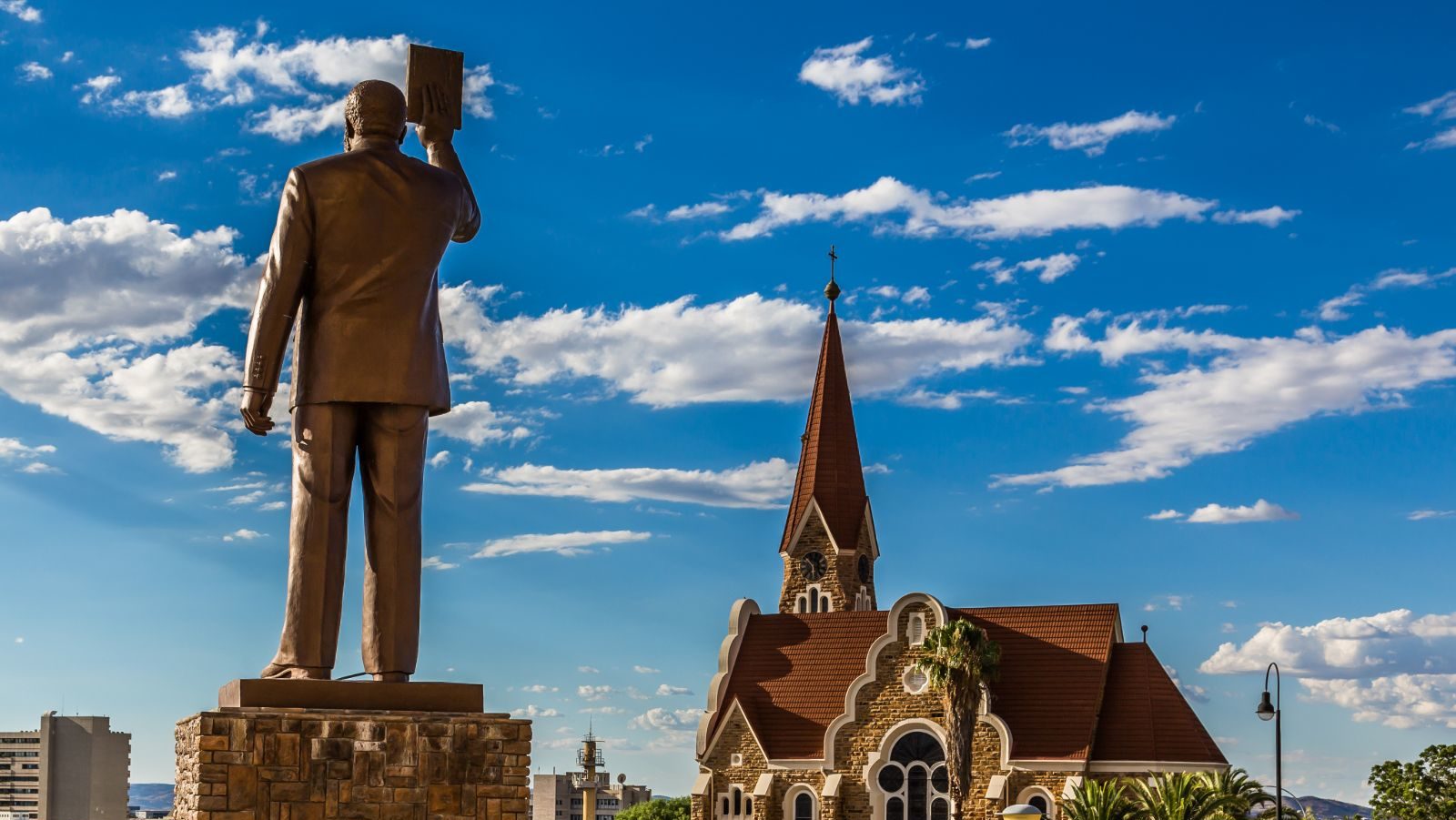 Rondreis Namibië, Windhoek, standbeeld en kerk