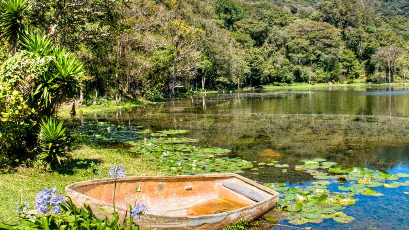 Rondreis Nicaragua, Selva Negra, Matagalpa, bootje op een meer