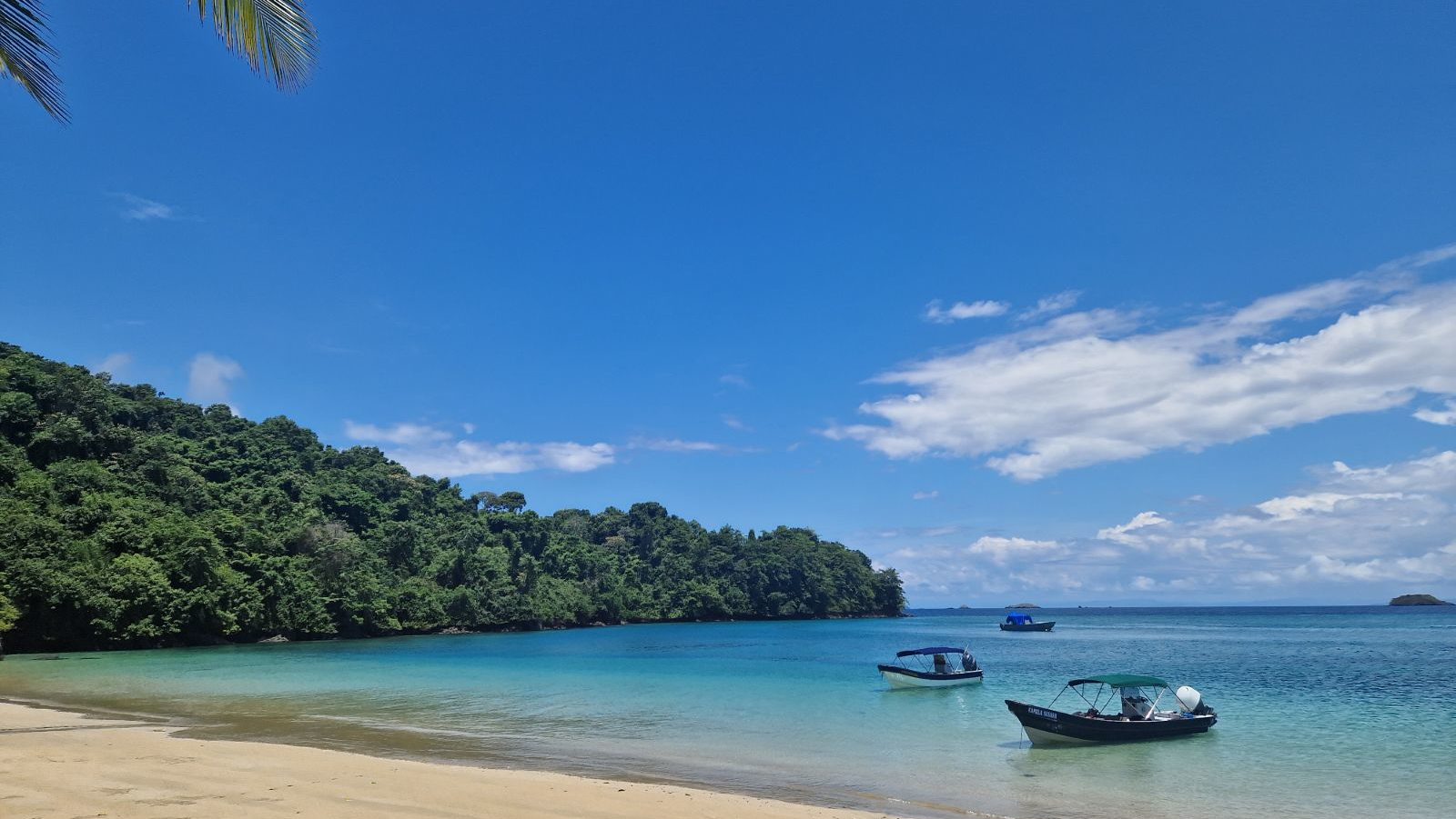 Rondreis Panama, Bocas del Toro, strand met boten