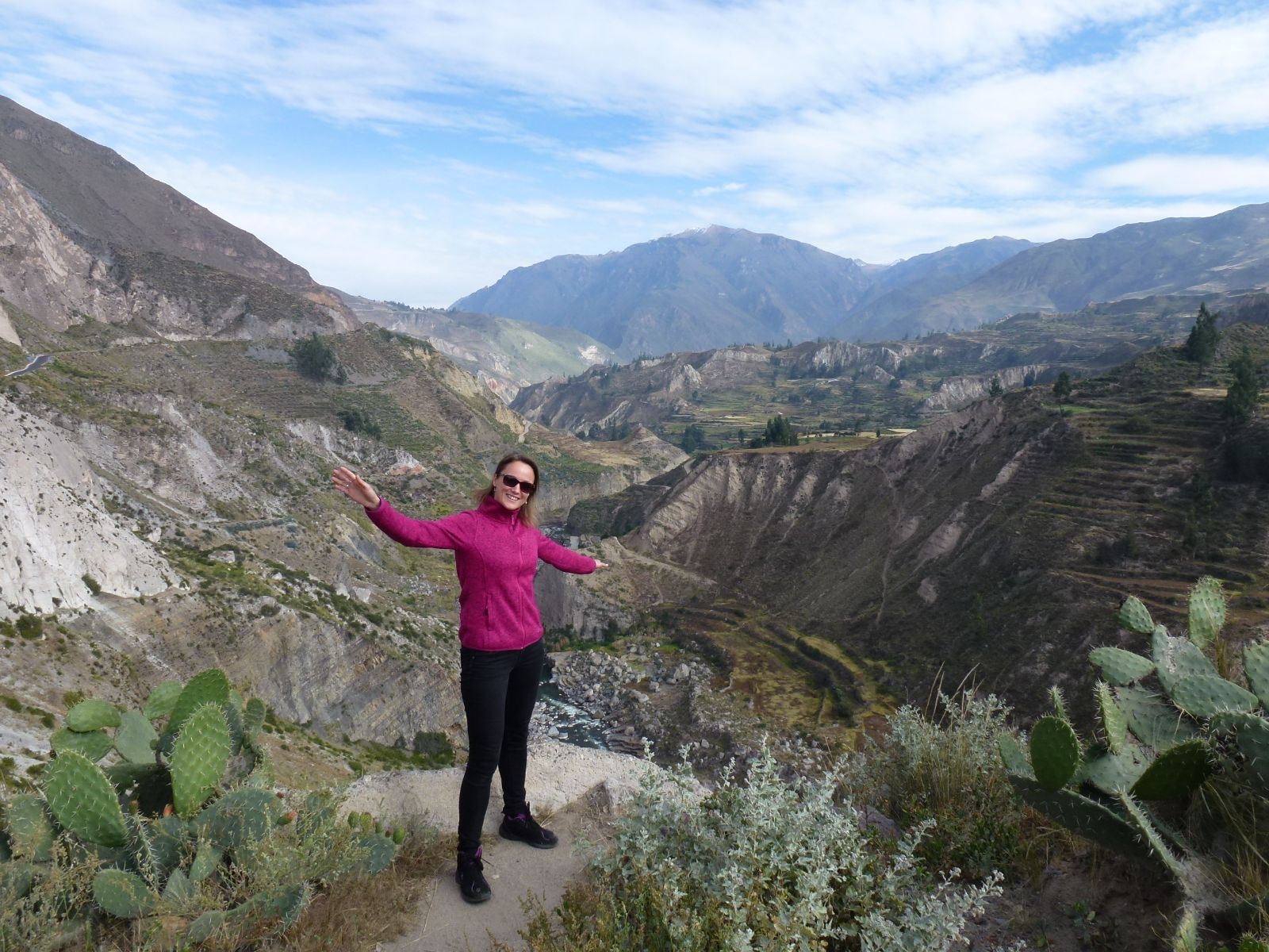 Rondreis Peru, Colca Canyon, medewerke Joanne met uitzicht op de vallei