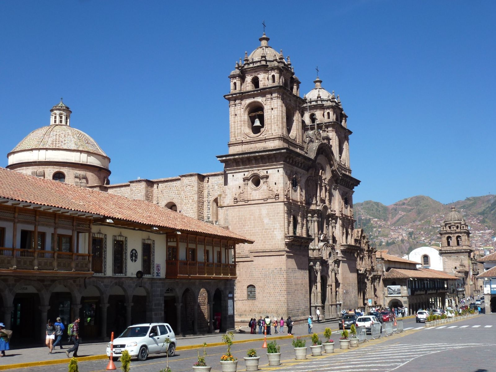 Rondreis Peru, Cusco, straat met kerk