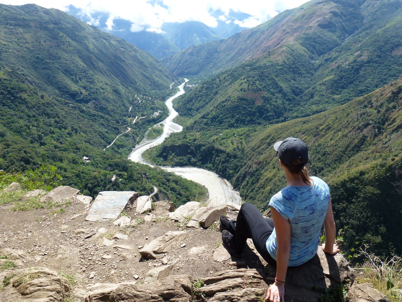 Rondreis Peru, Inca Jungle Trek, Medewerker Joanne met uitzicht op rivier en vallei