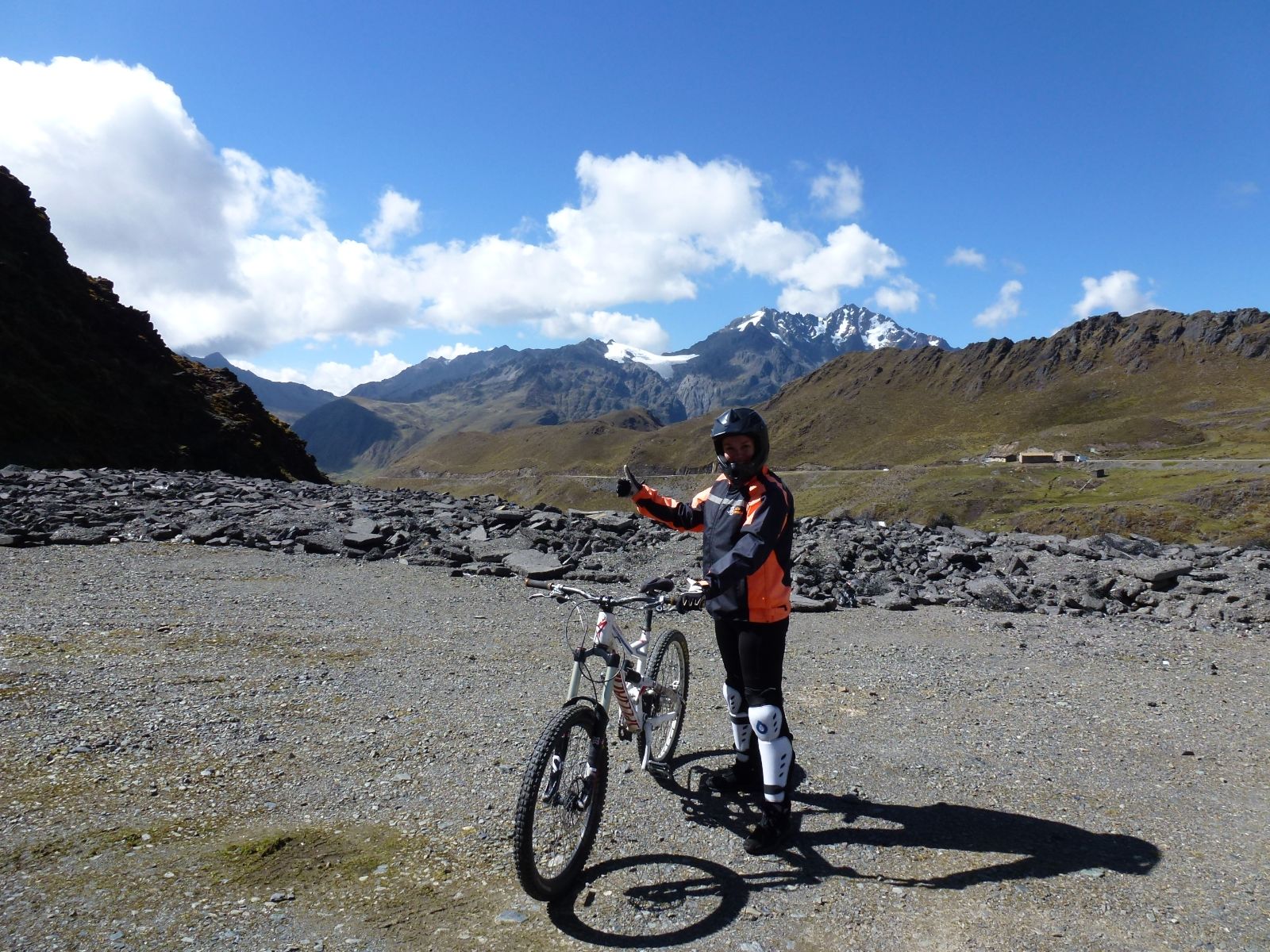 Rondreis Peru, medewerker Joanne met een mountainbike
