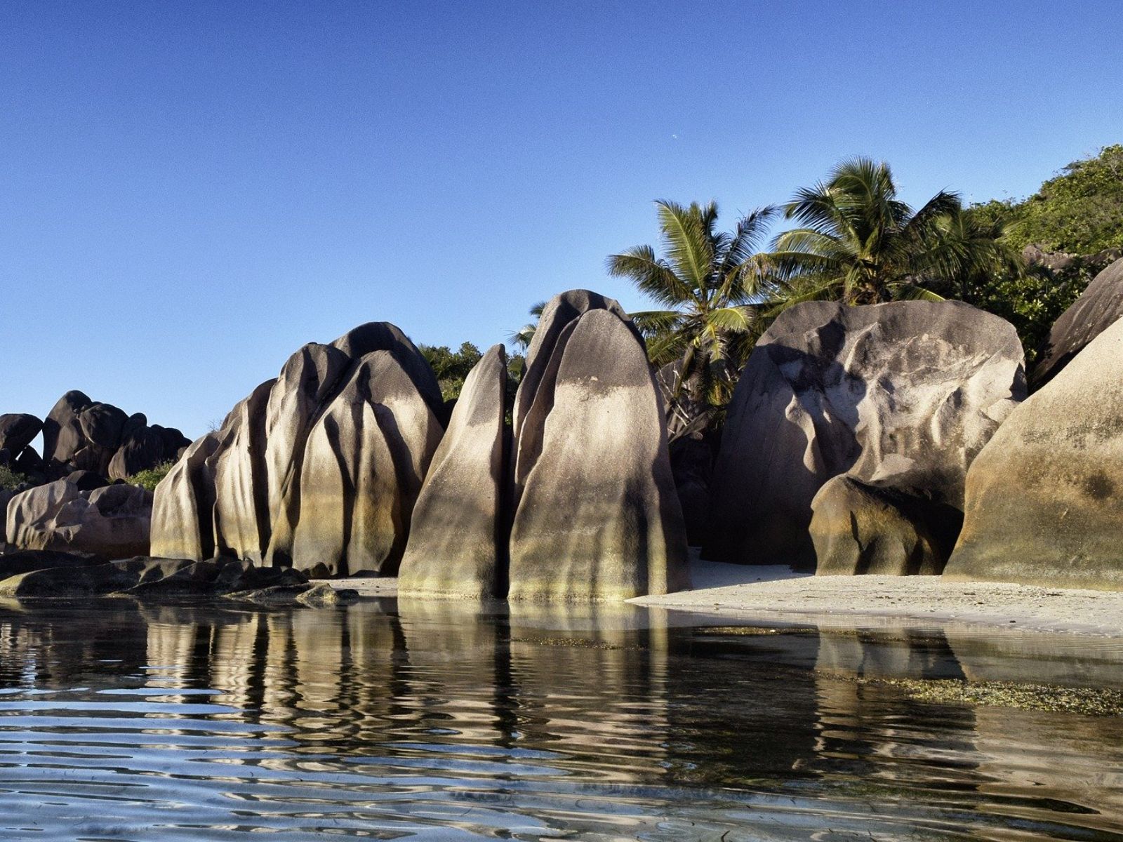 Rondreis Seychellen, La Digue, Rotsen aan het strand