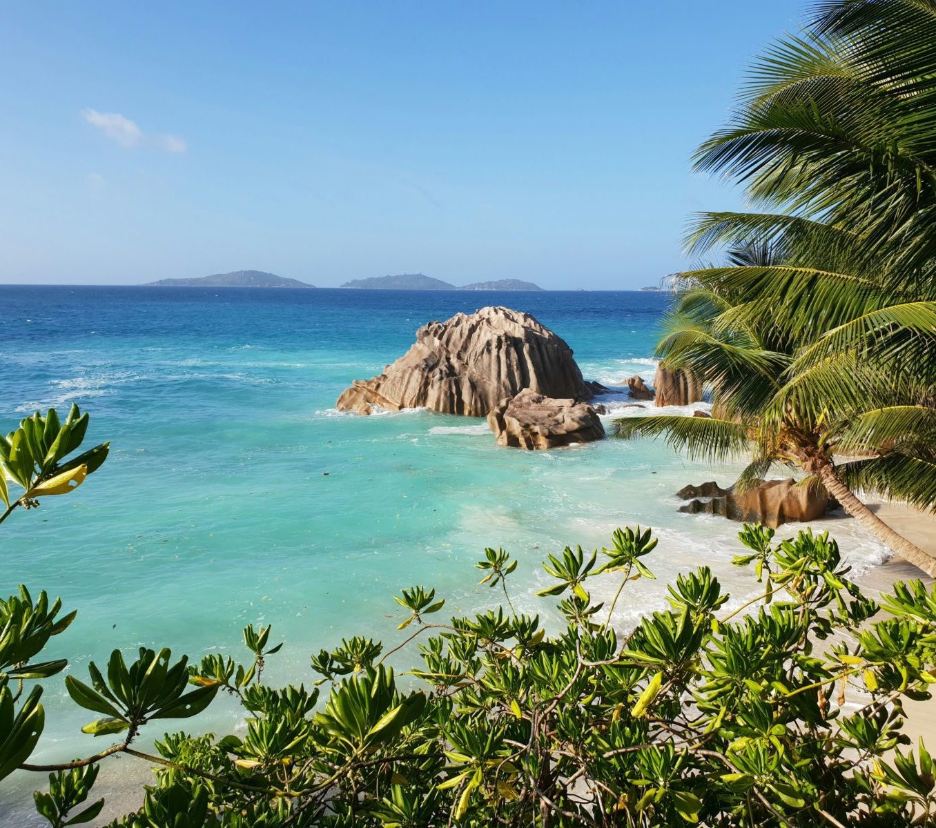 Rondreis Seychellen, La Digue, strand met palmbomen en rotsen