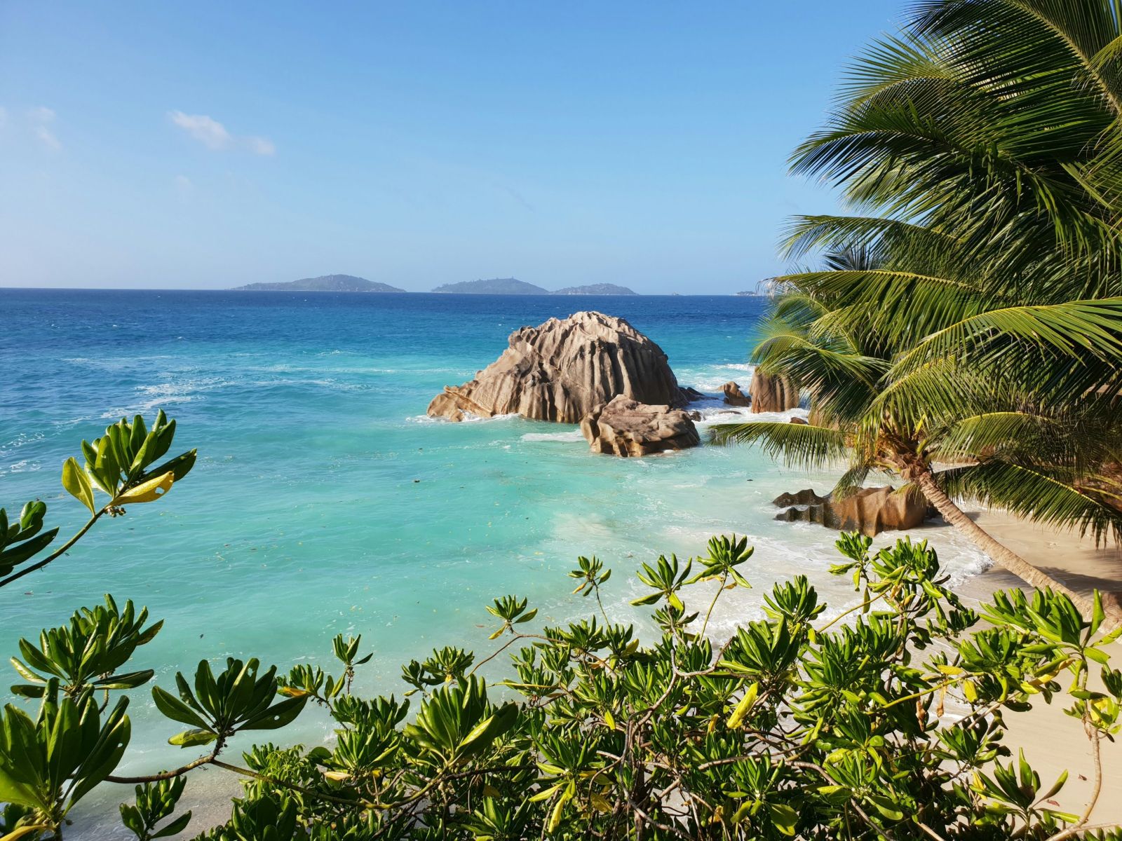 Rondreis Seychellen, La Digue, strand met palmbomen en rotsen